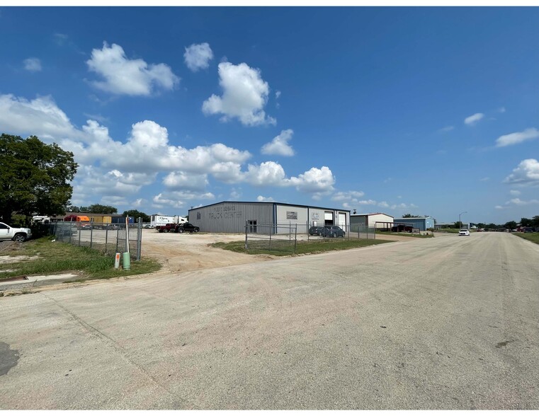 344 Thomas Pl, Everman, TX for lease - Building Photo - Image 2 of 5