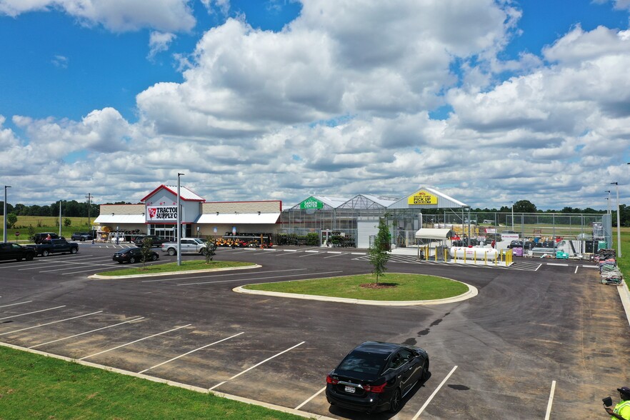 Tractor Supply, Rogersville, AL for sale - Building Photo - Image 2 of 3