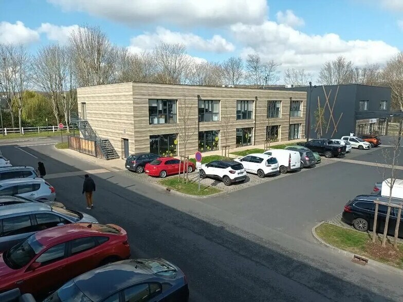 Office in Val-de-Reuil for lease - Building Photo - Image 1 of 4