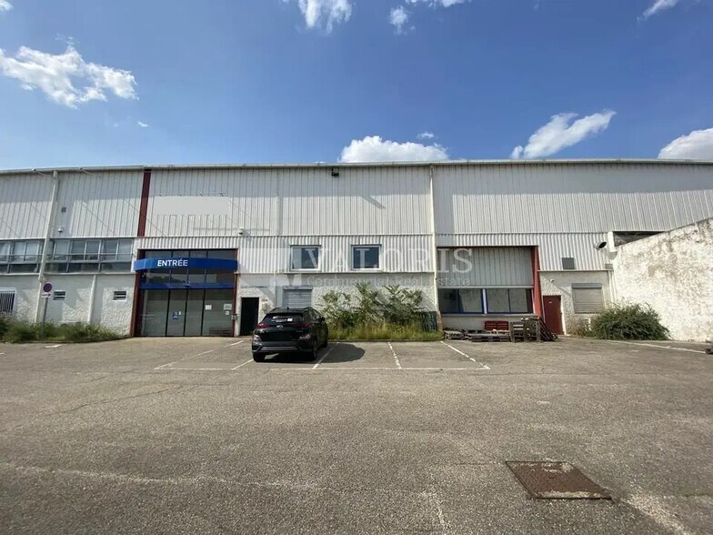 Flex in Lyon for lease - Building Photo - Image 1 of 5