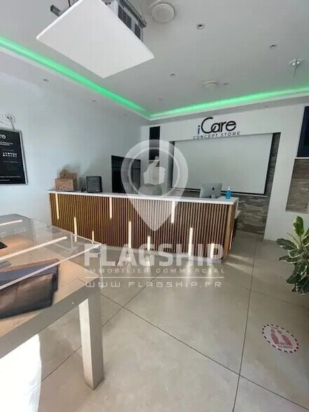 Retail in Paris for lease - Interior Photo - Image 2 of 5