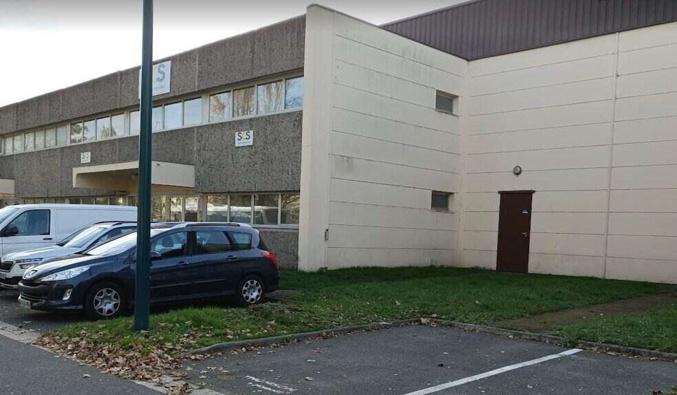 Industrial in SAINT-OUEN-L'AUMONE for lease - Building Photo - Image 1 of 2