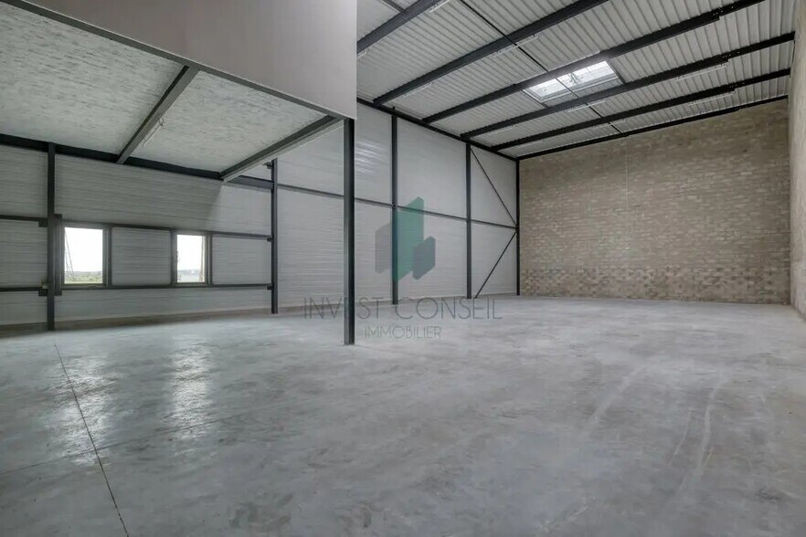 Flex in Persan for lease - Building Photo - Image 3 of 6