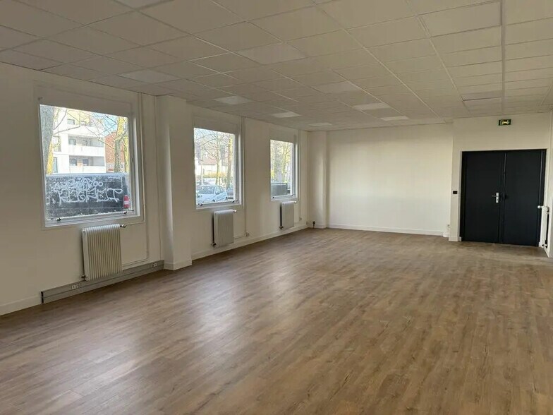 Flex in Lognes for lease - Interior Photo - Image 3 of 8