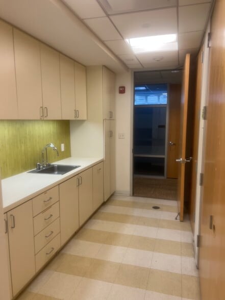 807 William Hilton Pky, Hilton Head Island, SC for lease - Interior Photo - Image 3 of 9