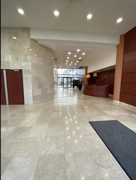 Office in Le Havre for lease - Lobby - Image 2 of 5
