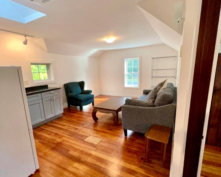 1404 NY-28, West Hurley, NY for sale - Interior Photo - Image 2 of 11