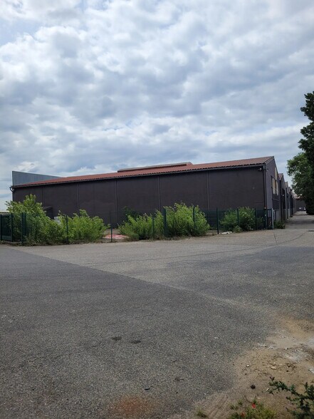 Flex in Saint-Bonnet-de-Mure for sale - Building Photo - Image 1 of 4