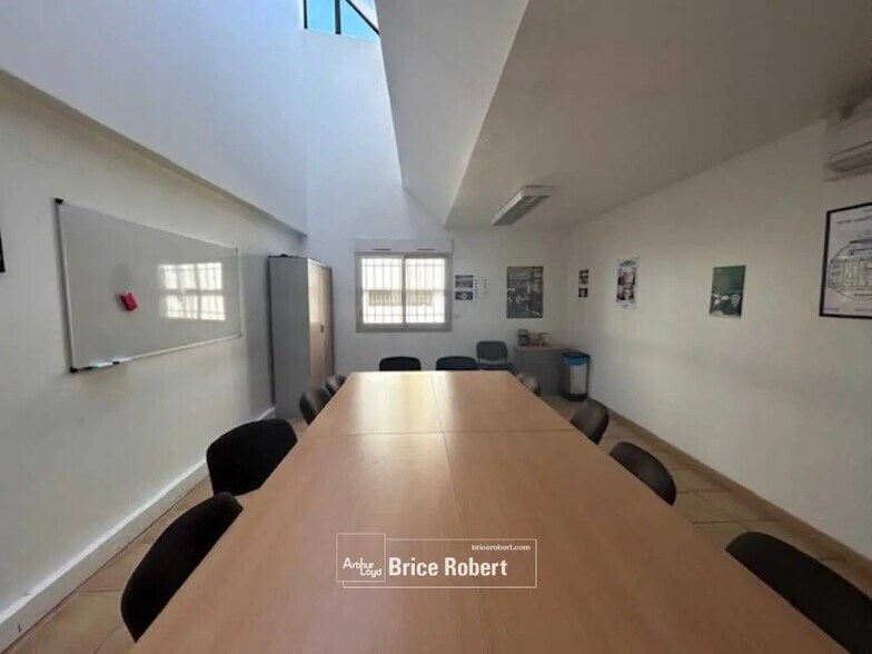 Flex in Chassieu for sale - Interior Photo - Image 2 of 9