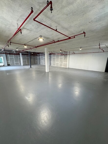 34-02 Review Ave, Long Island City, NY for lease - Building Photo - Image 3 of 13