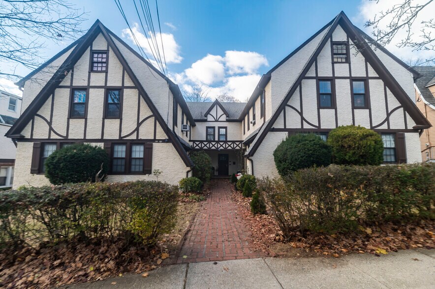 4320 Hamilton Pl, Flushing, NY for sale - Primary Photo - Image 1 of 15