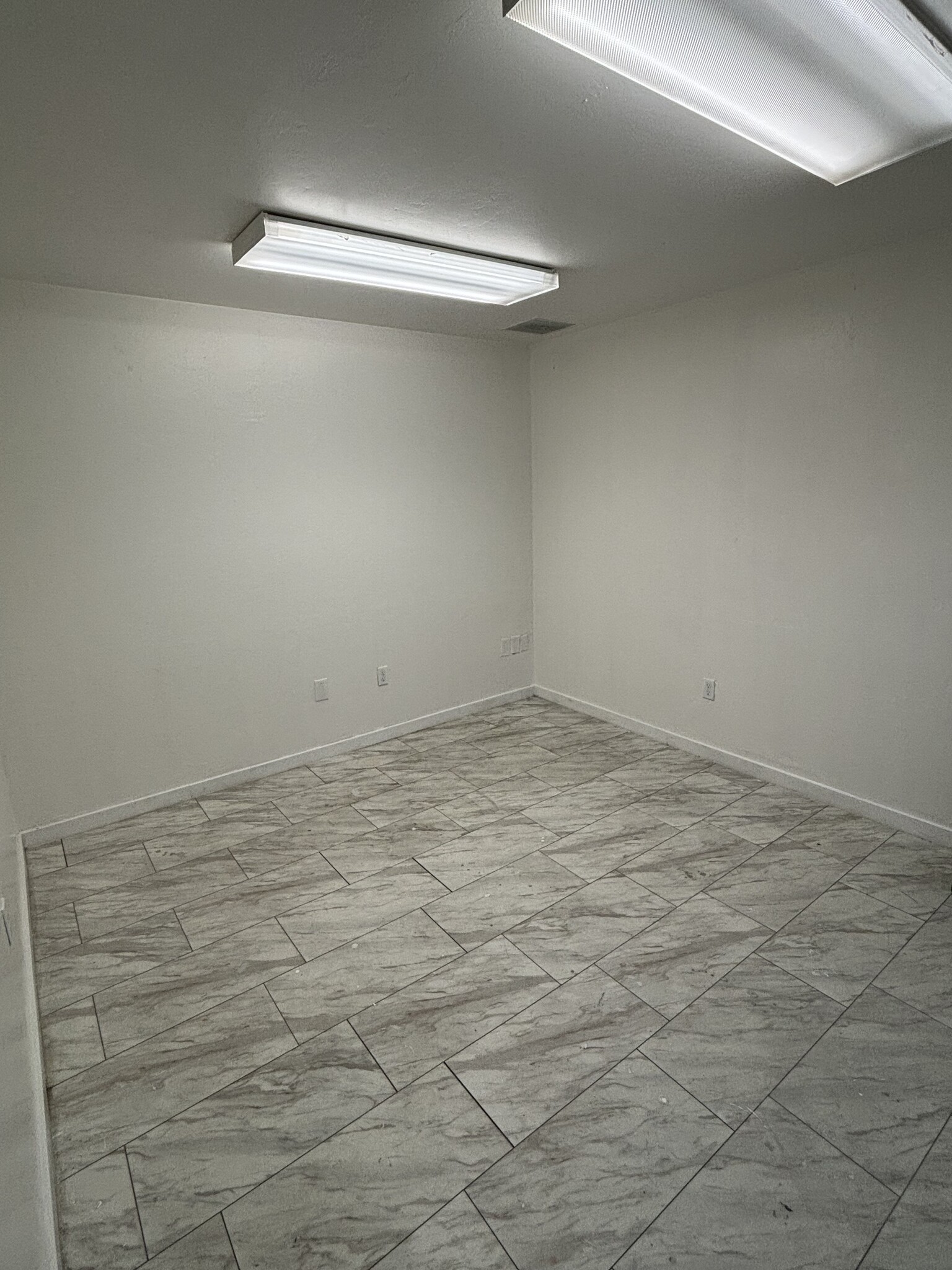 909 SE 47th Ter, Cape Coral, FL for lease Interior Photo- Image 1 of 3