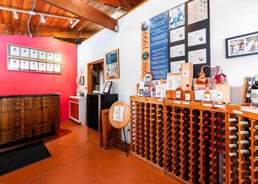 175 Chicken Mill Pond Rd, Gouldsboro, ME for sale - Interior Photo - Image 2 of 45