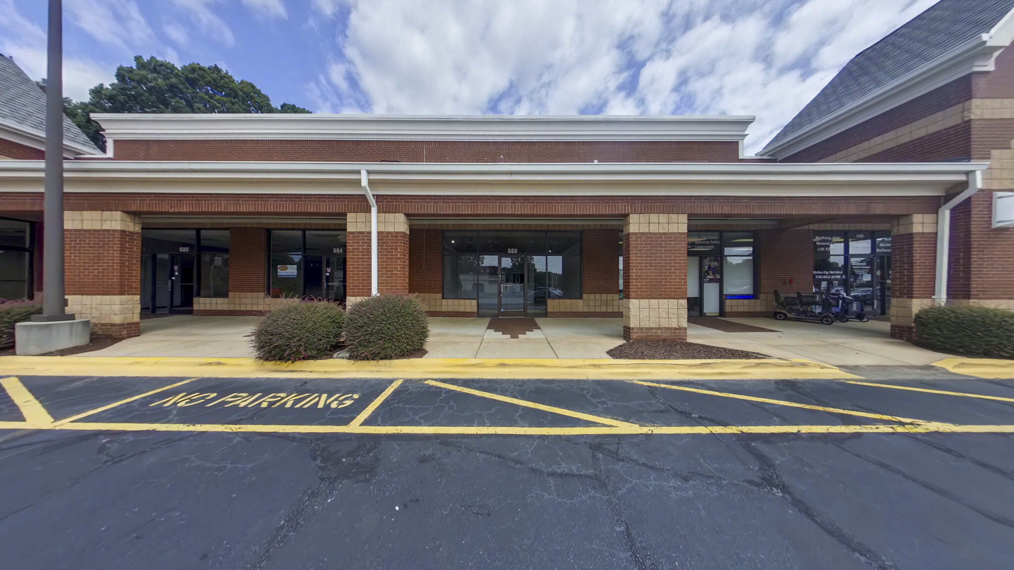 500-692 Hanes Mall Blvd, Winston-Salem, NC for lease Building Photo- Image 1 of 14