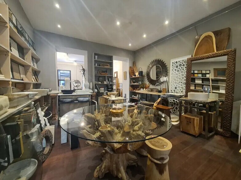 Retail in Nice for lease - Interior Photo - Image 2 of 5