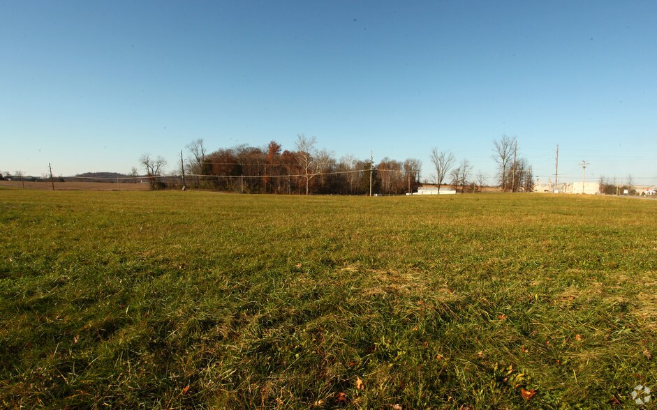 915 NW Quarry Rd, Corydon, IN 47112