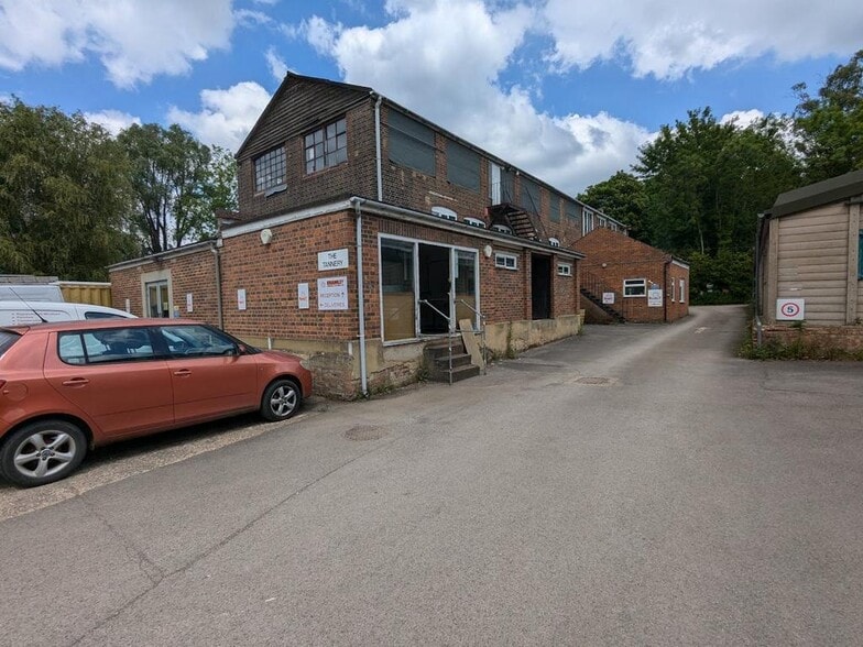 22 Gosden Cmn, Guildford for lease - Building Photo - Image 3 of 14