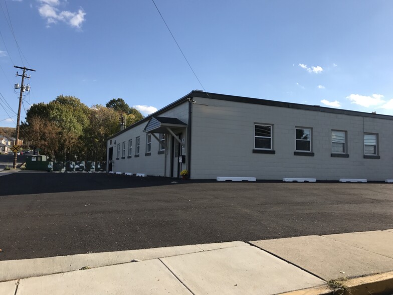 202 S 6th St, Emmaus, PA for lease - Building Photo - Image 2 of 5