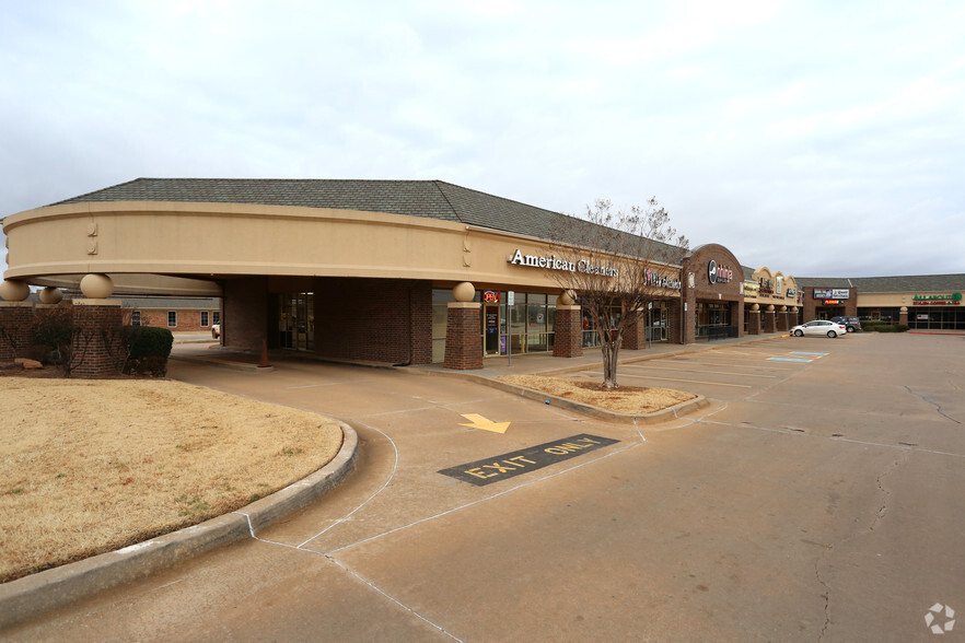 13802-13804 N May Ave, Oklahoma City, OK for lease - Building Photo - Image 2 of 3