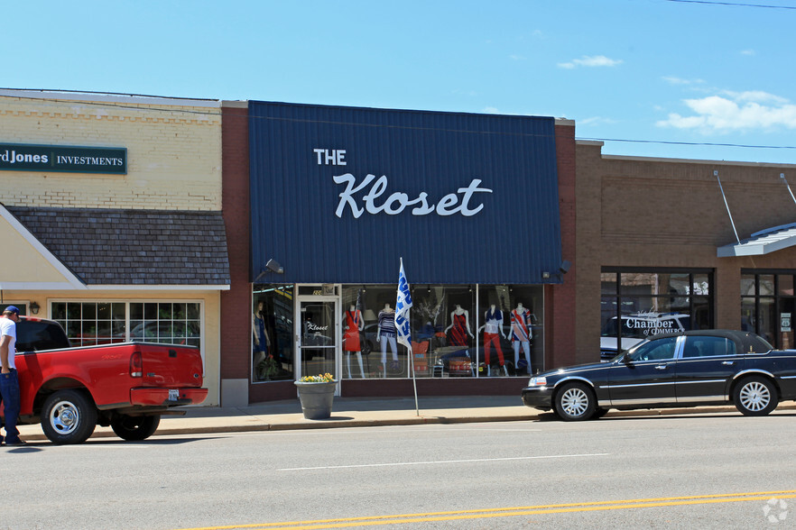 208 W Main St, Weatherford, OK for sale - Primary Photo - Image 1 of 1