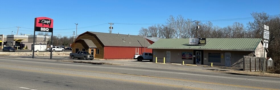 2 Retail Buildings Sapulpa, OK portfolio of 2 properties for sale on LoopNet.com - Building Photo - Image 3 of 3