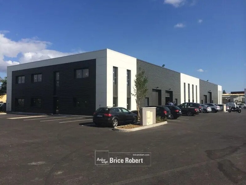 Flex in Chassieu for lease - Building Photo - Image 1 of 7