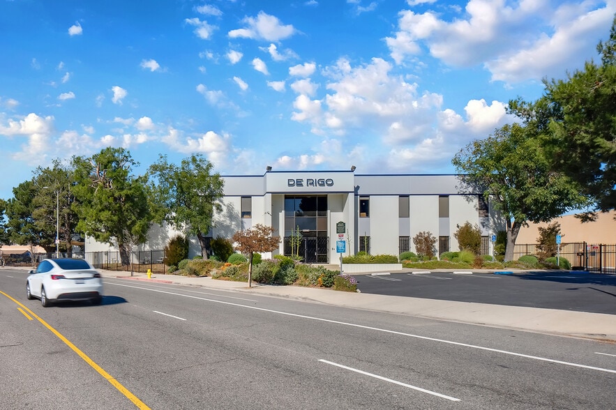 10941 La Tuna Cyn, Sun Valley, CA for lease - Primary Photo - Image 1 of 25