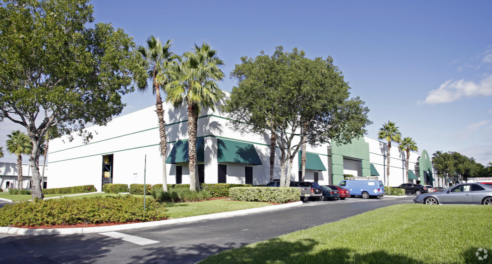 10000 NW 17th St, Miami, FL for lease - Primary Photo - Image 1 of 14