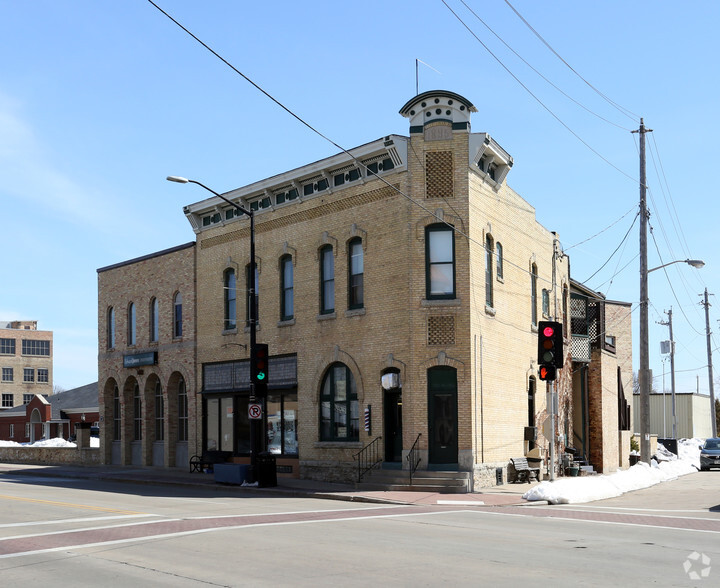 301-303 N Commercial St, Neenah, WI for sale - Primary Photo - Image 1 of 1