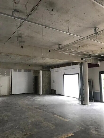 Retail in Plescop for lease - Interior Photo - Image 2 of 3