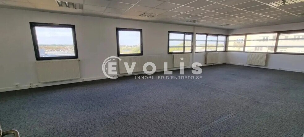 Office in Torcy for lease - Interior Photo - Image 3 of 8