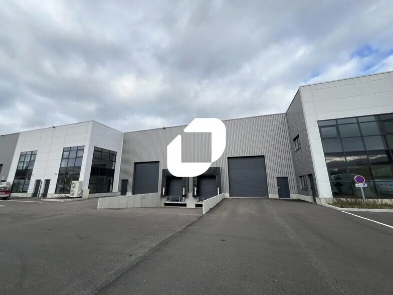 Office in Bondues for lease - Building Photo - Image 2 of 13