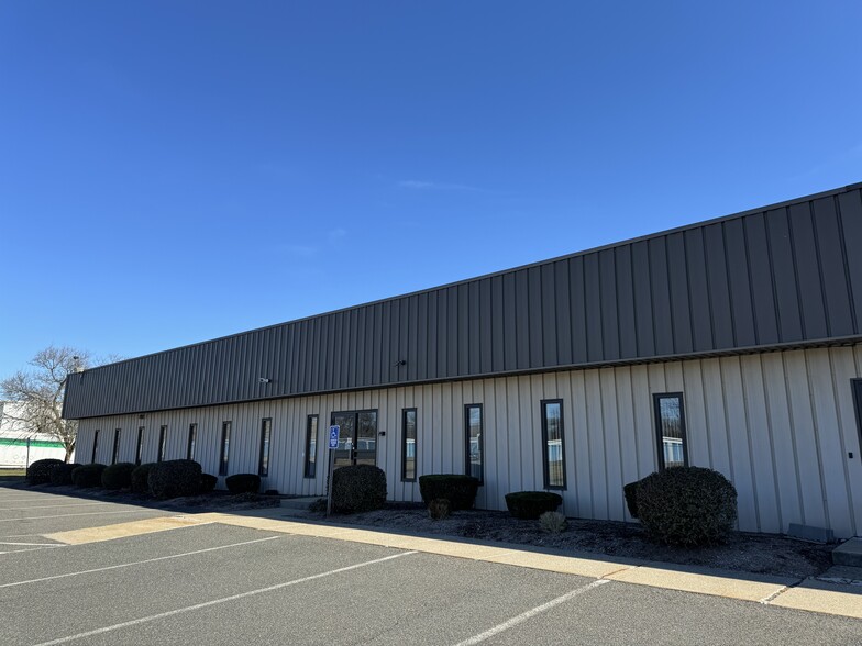 21 Industrial Dr, South Hadley, MA for lease - Building Photo - Image 1 of 16