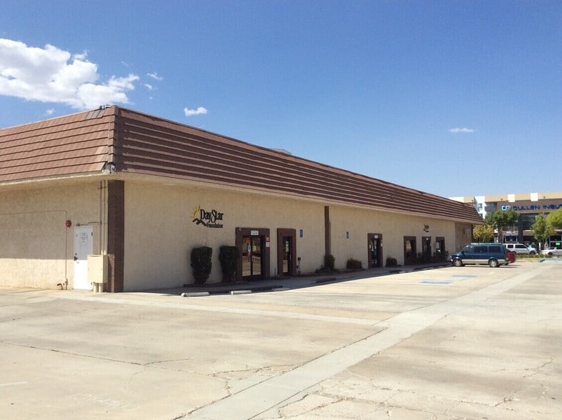 640-646 W Lancaster Blvd, Lancaster, CA for sale - Building Photo - Image 3 of 8