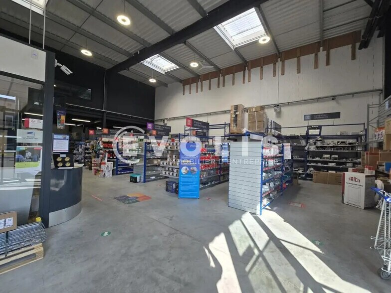 Flex in Villebon-sur-Yvette for lease - Interior Photo - Image 2 of 8