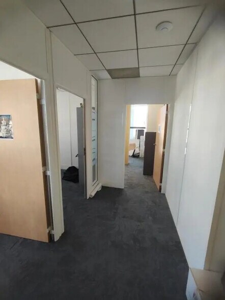Office in Rouen for lease - Building Photo - Image 3 of 3