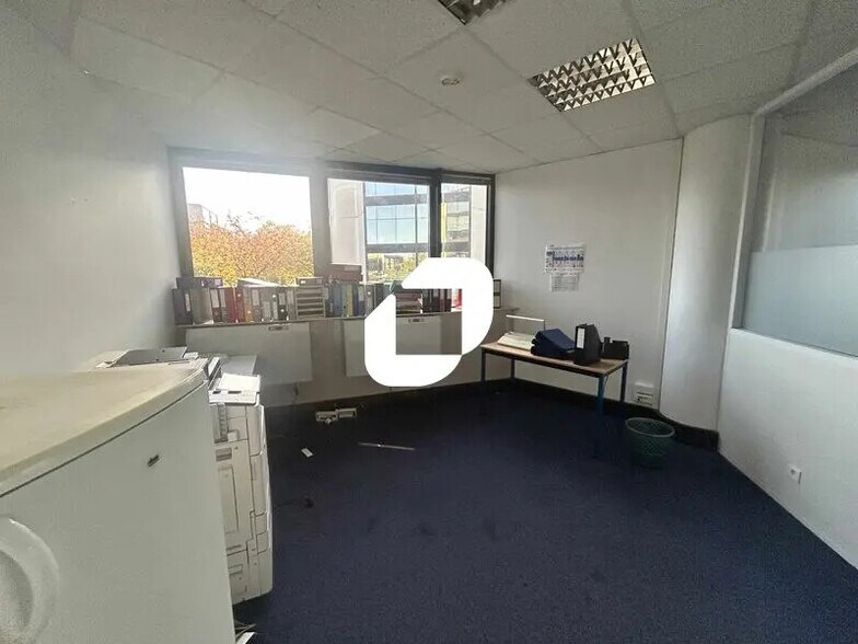 Office in Argenteuil for lease - Interior Photo - Image 3 of 6