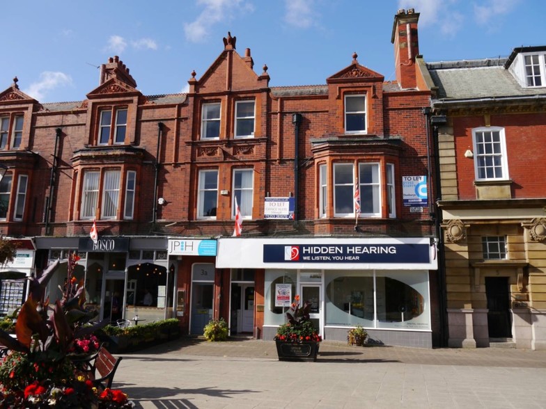 4A Clifton Sq, Lytham St Annes for lease - Primary Photo - Image 1 of 1