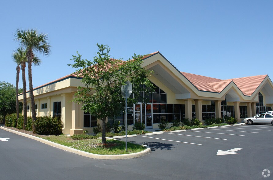 13650-13710 Metropolis Ave, Fort Myers, FL for lease - Primary Photo - Image 2 of 4