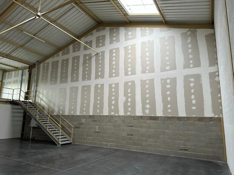 Flex in Bourgoin-Jallieu for lease - Interior Photo - Image 3 of 7