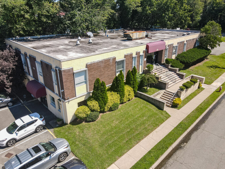 111 Galway Pl, Teaneck, NJ for lease - Building Photo - Image 1 of 32