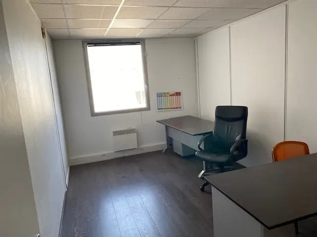 Office in Pantin for lease - Building Photo - Image 2 of 6