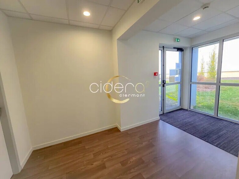 Office in COURNON-D'AUVERGNE for lease - Lobby - Image 2 of 14