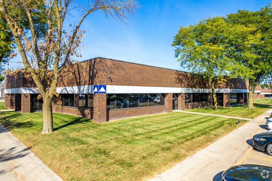 11201-11243 Aurora Ave, Urbandale, IA for lease - Building Photo - Image 1 of 6