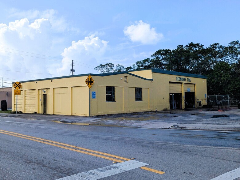 900 25th St, West Palm Beach, FL for lease - Building Photo - Image 1 of 9