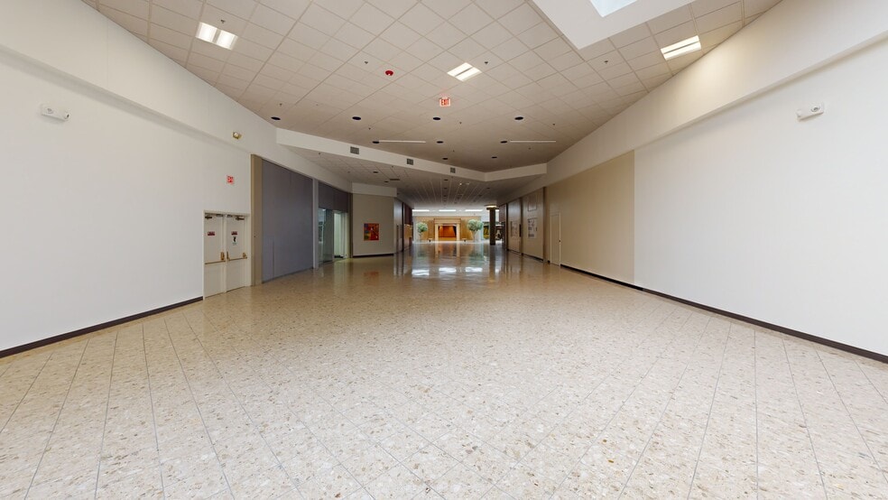 2917 N Vermilion st, Danville, IL for sale - Matterport 3D Scan - Image 2 of 34