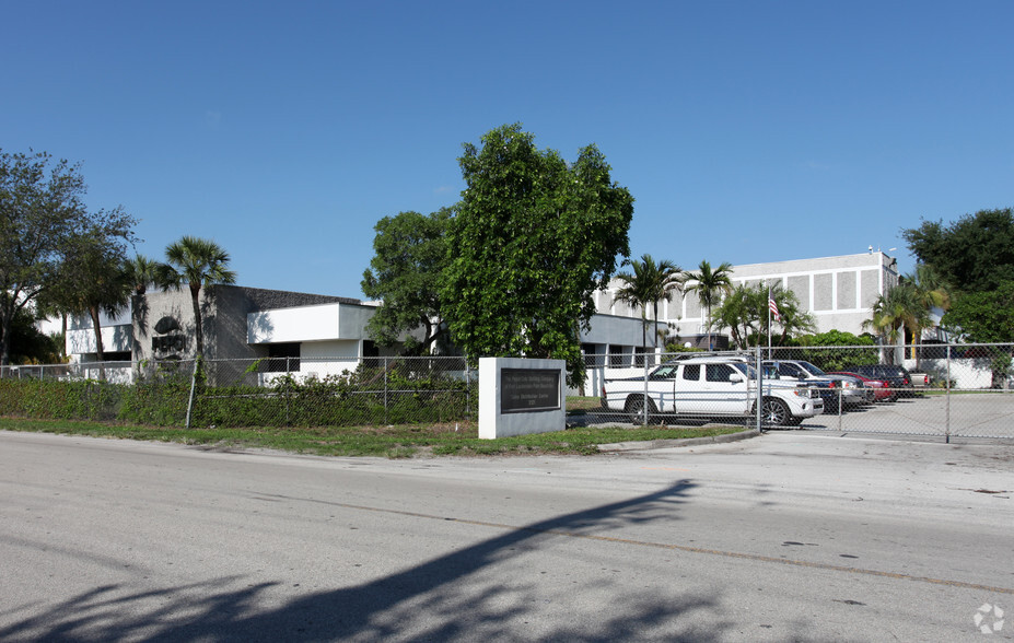 2121 NW 15th Ave, Pompano Beach, FL for lease - Building Photo - Image 2 of 7