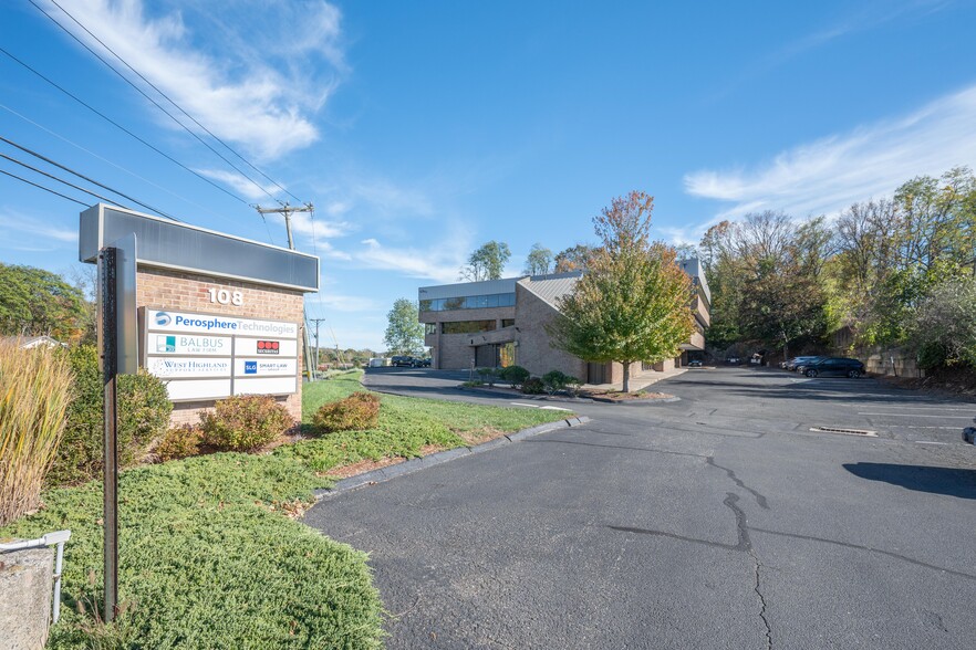 108 Mill Plain Rd, Danbury, CT for lease - Building Photo - Image 3 of 8