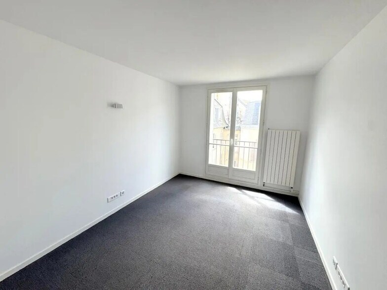 Office in Versailles for lease - Interior Photo - Image 2 of 10