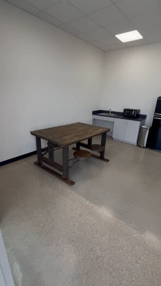 2006 Rivery, Georgetown, TX for lease - Commercial Listing Video - Image 2 of 11
